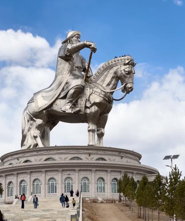 又穷又有矿的蒙古国，
一边靠中国吃饭，
一边拿中国出气。
全国九成矿产卖给中国，