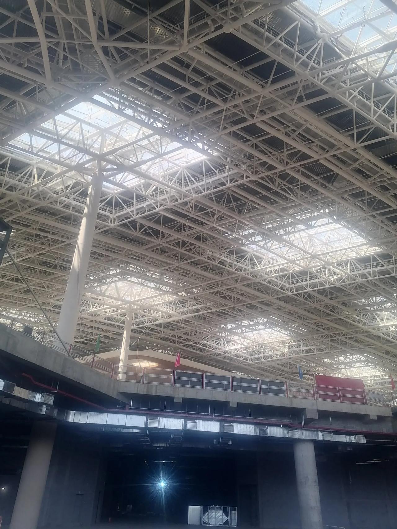 大家好。我是水电工星仔，对空项目，这个钢结构的顶是真的漂亮。
来这个工地将近一年