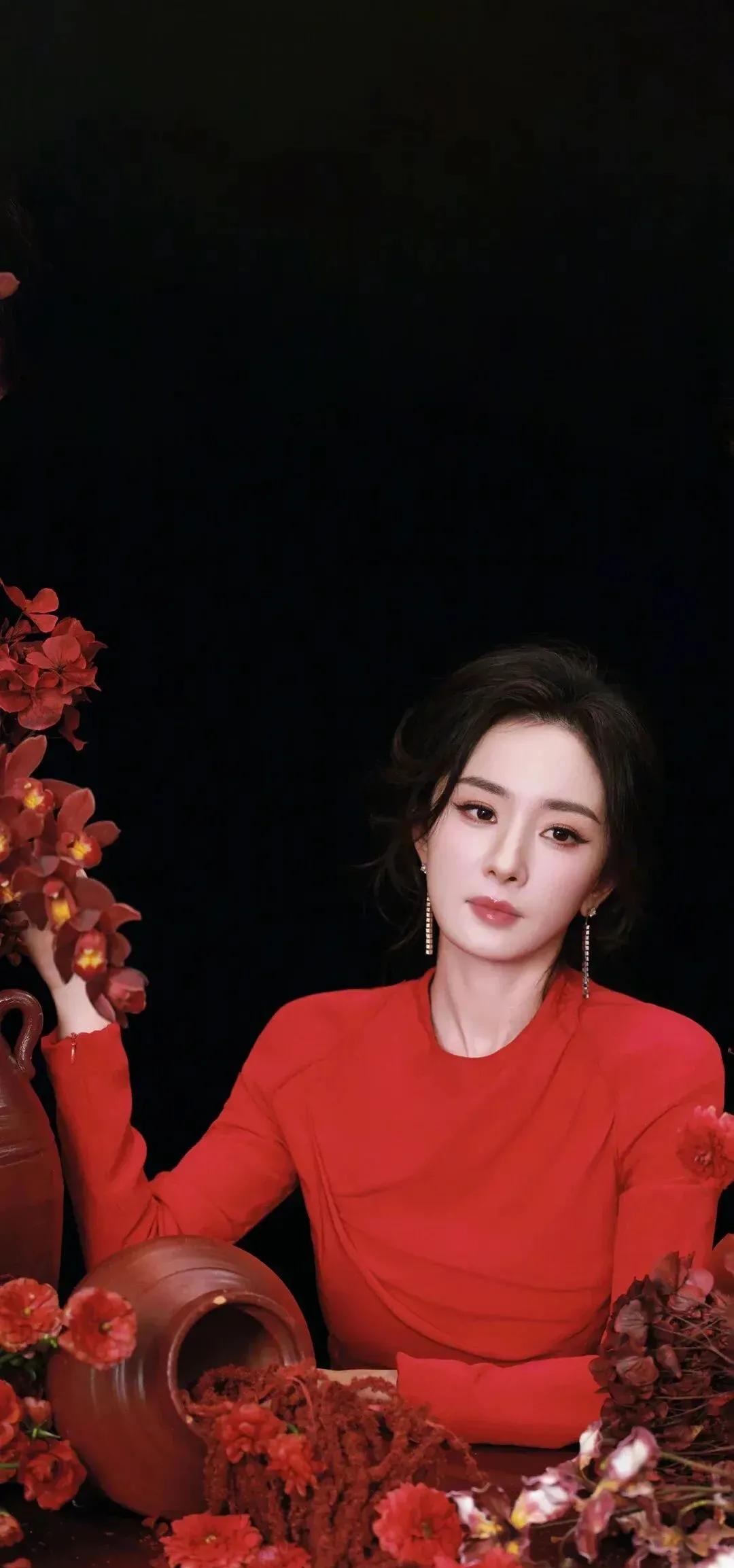 美女壁纸～杨幂，红韵凝光，艳色倾城。一袭正红长裙勾勒优雅身姿，繁花作衬，古陶相映