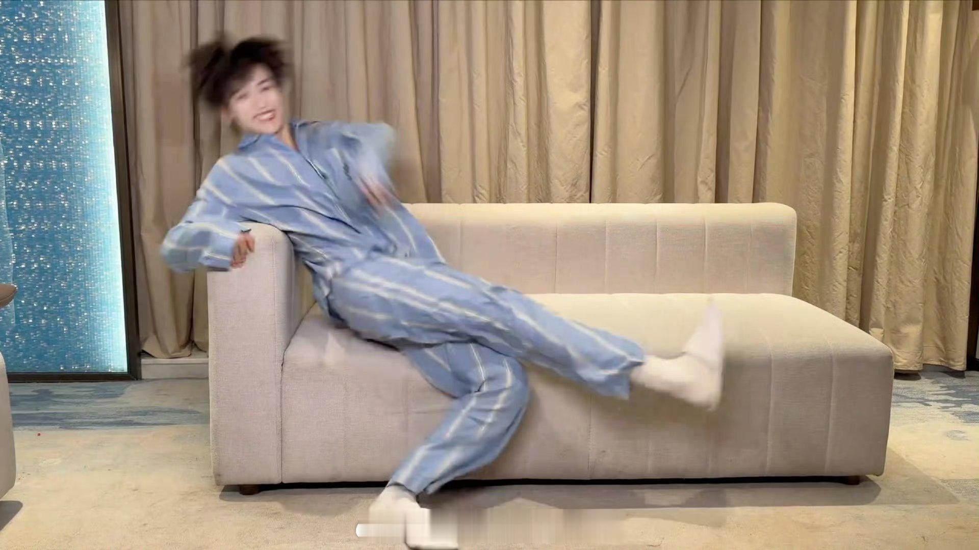 好可爱啊踢腿那一下模糊成表情包