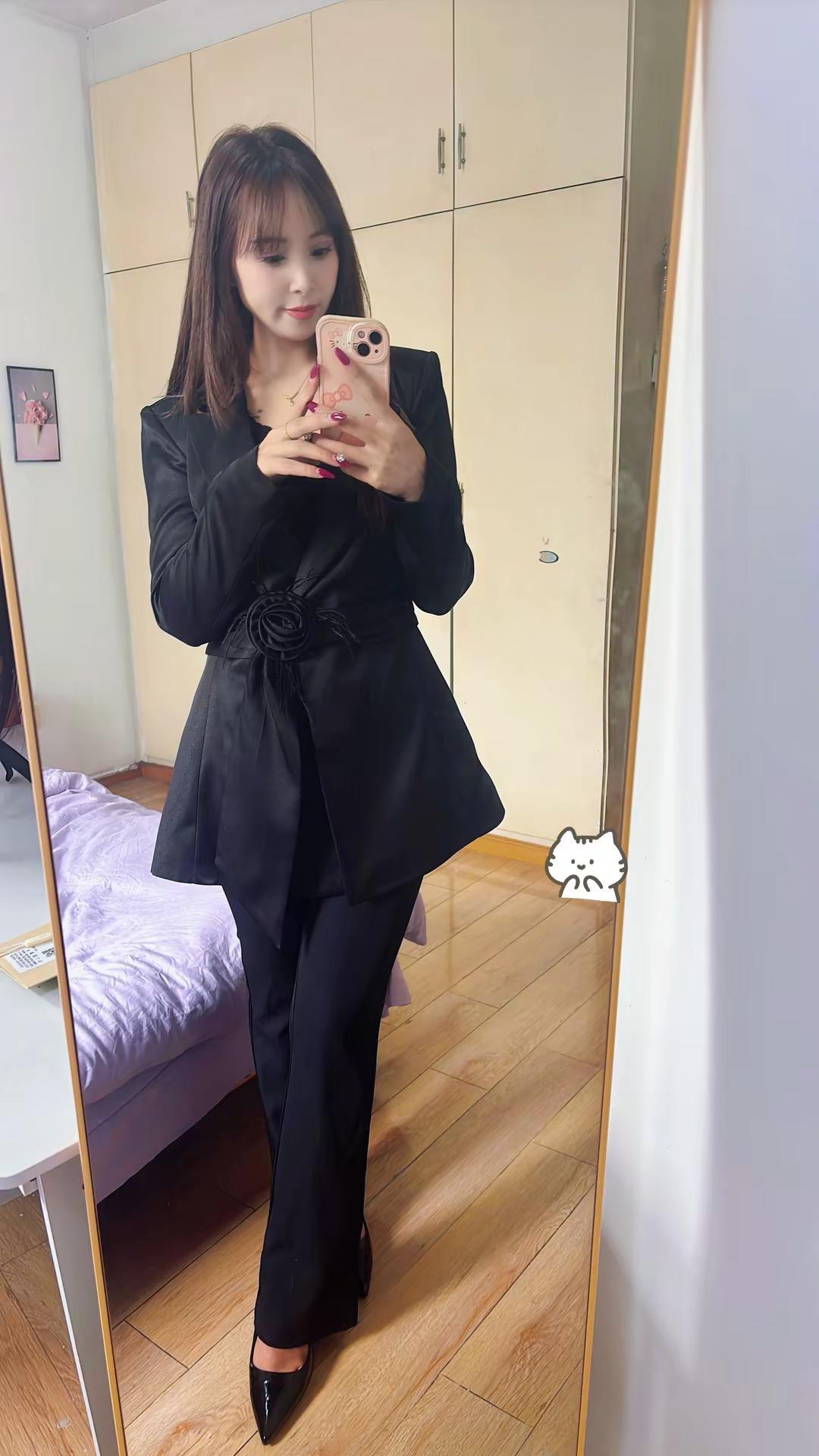 明明不能和你相爱，我却偏偏深爱。明知和你没结果，心却收不回。明知道该放下，我却又