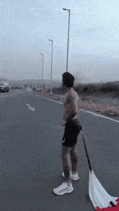 到底没有飞起来。光有飞的梦想，没有飞的实力，也只能是在地上摩擦。