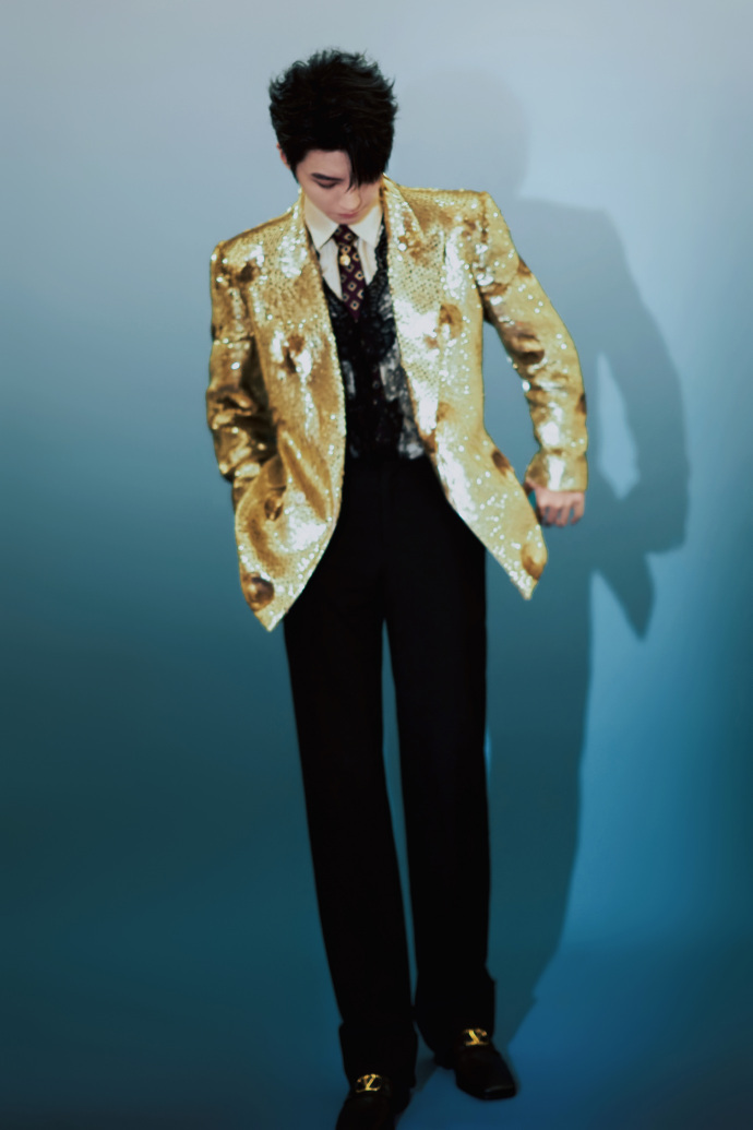 王俊凯QQ音乐超级巅峰之夜造型王俊凯鎏金西装 王俊凯QQ音乐超级巅峰之夜造型，王