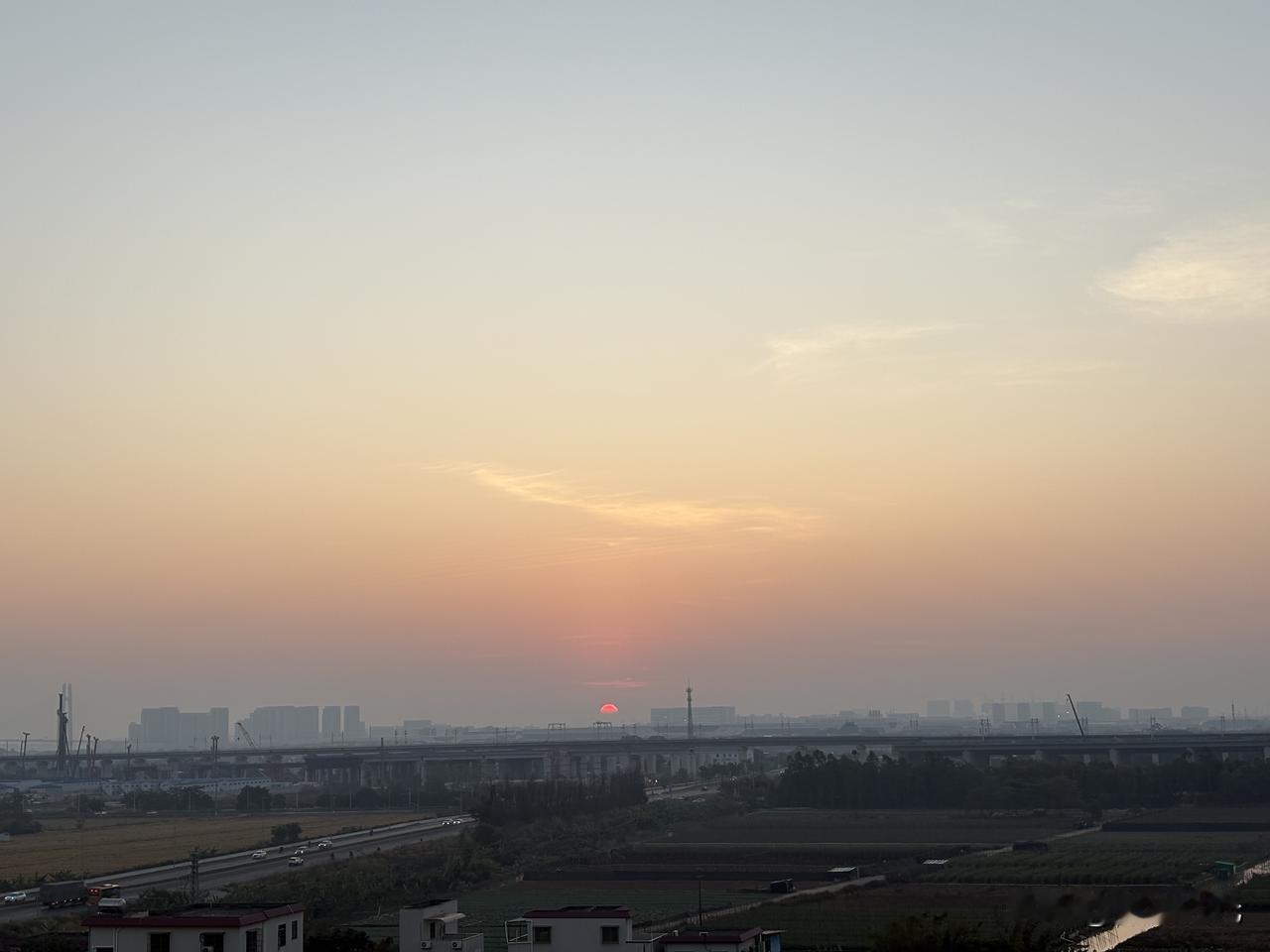 清晨的第一缕阳光，轻轻钻过窗户照进来，暖暖地洒在身上。

它没有大中午那么刺眼，