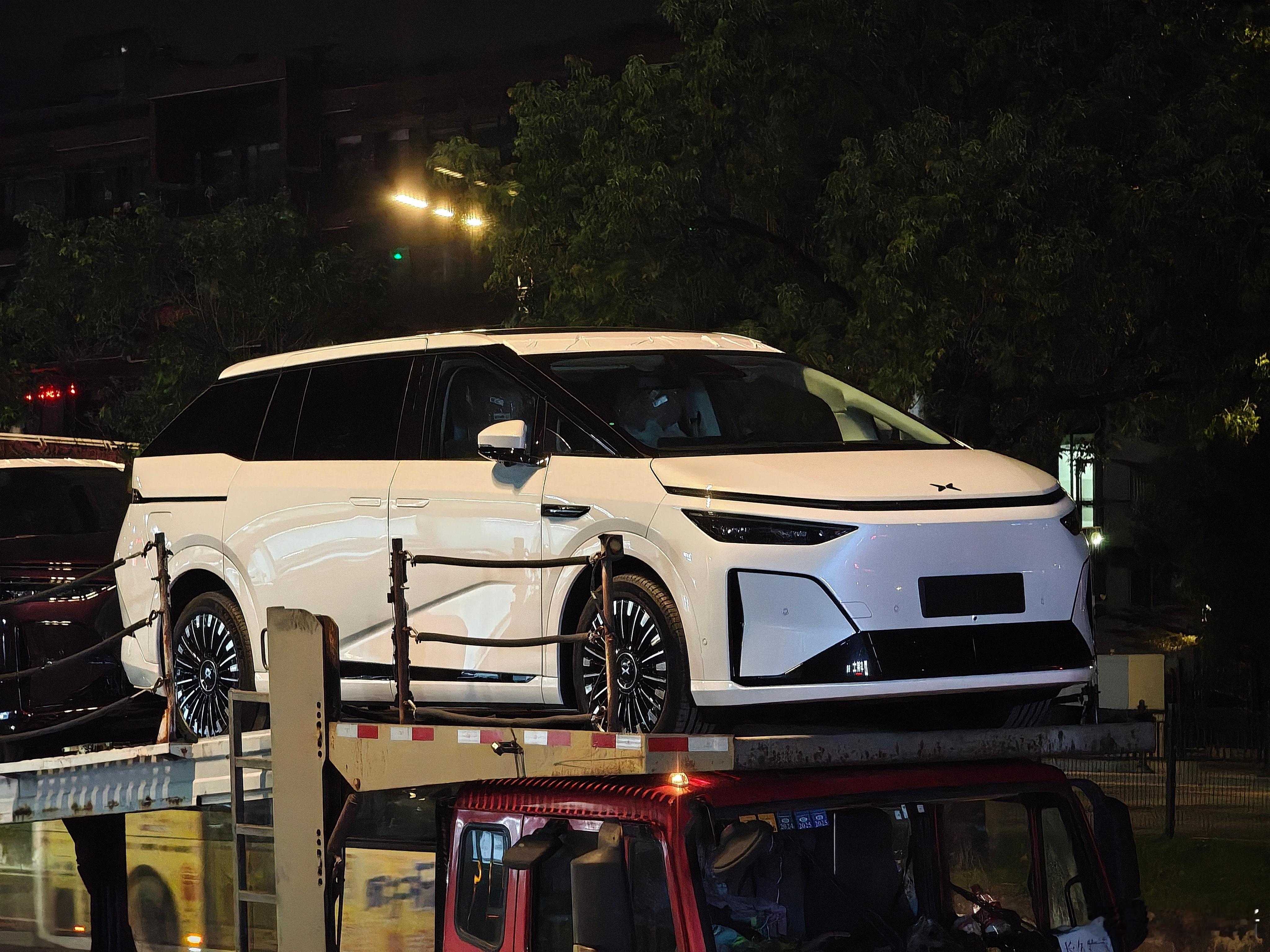 路上偶遇正在卸板车的小鹏X9增程版看来这周末应该就能有展车展出了？小鹏X9小鹏X