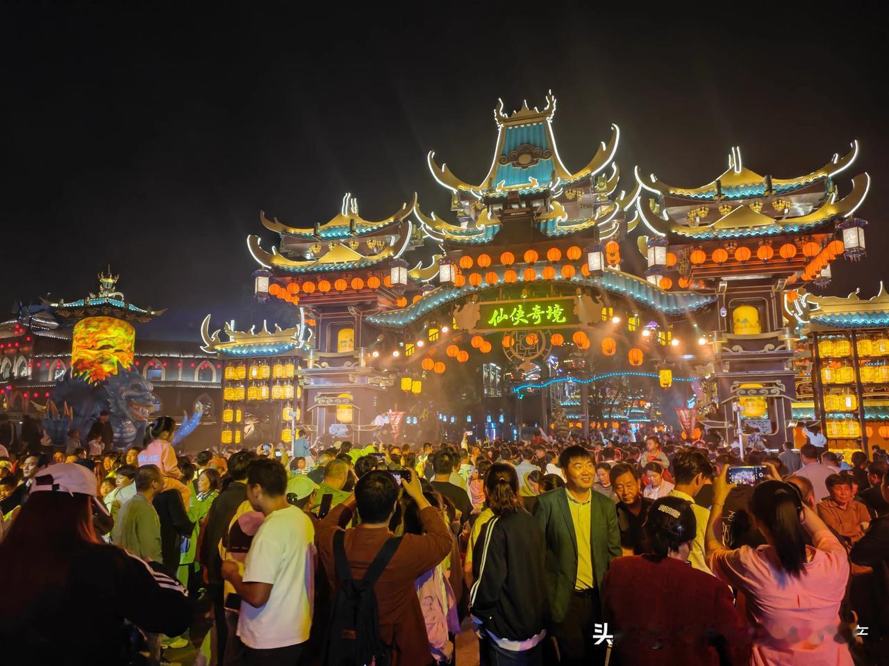 十月四号晚上，开封万岁山武侠城景区夜游现场，你说旅游市场现在怎么样？#夜游朱仙古