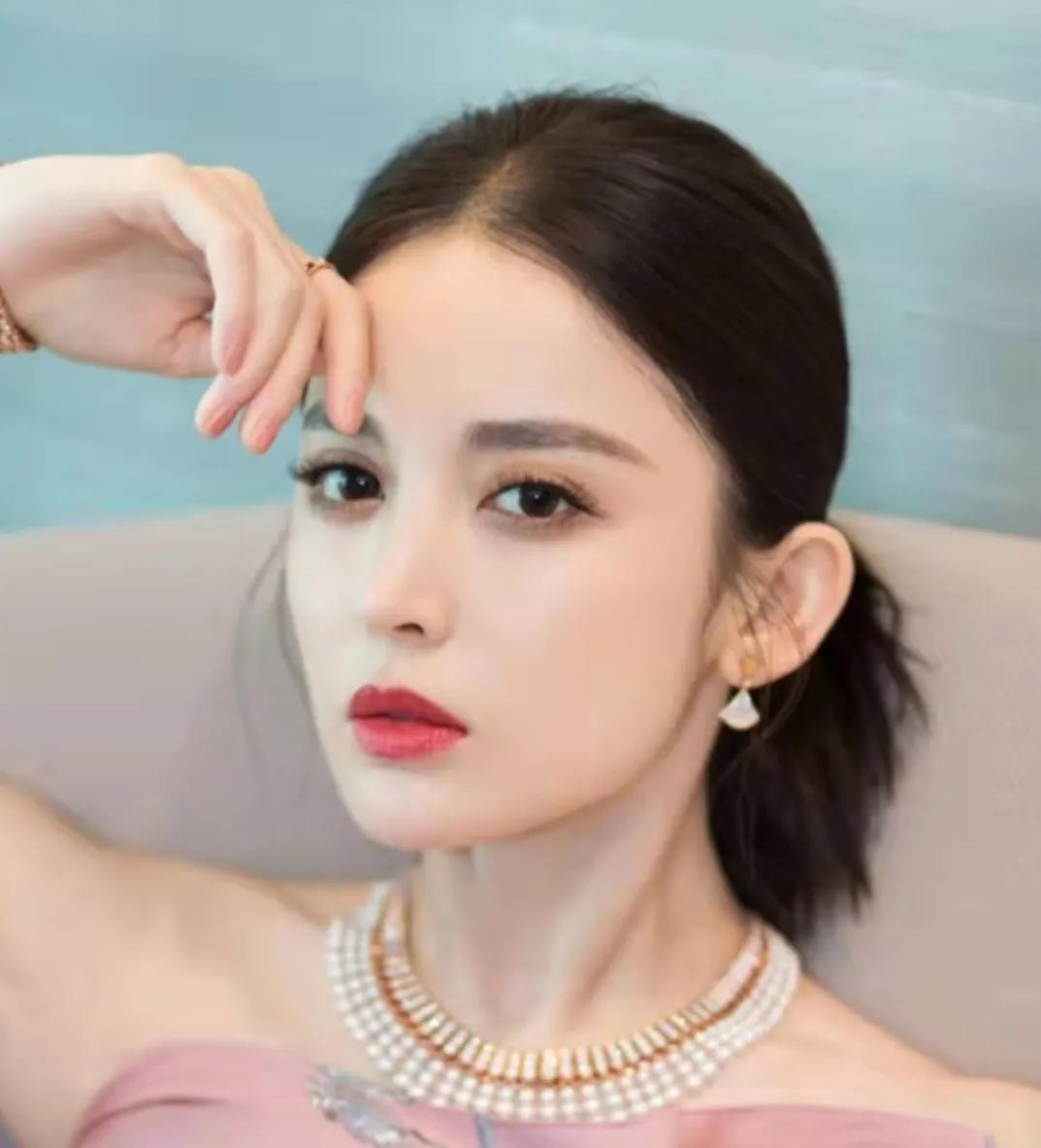 娜扎作为某外国品牌的全球代言人，在纽约时装周的coach2025春季秀场上表现出