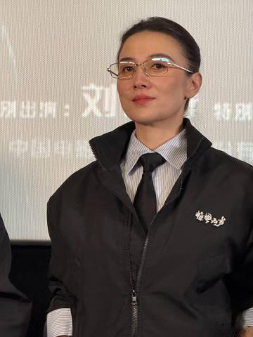 宋佳路演美我一大跳 宋佳《惊蛰无声》路演鲨疯全场！清冷气质搭配干练造型，把赵虹的