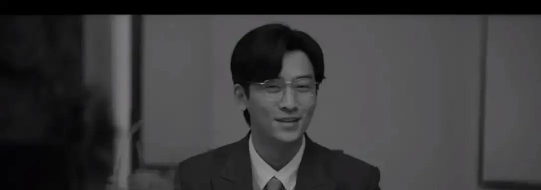 别把它当悬疑剧看。
北京电影学院把它收进教材时，圈定了另一个关键词。
豆瓣8.1