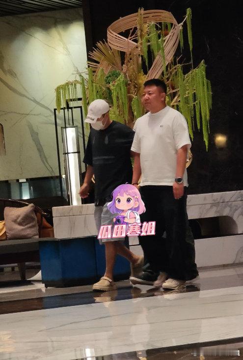 小沈阳喝多了被朋友扶着走 近日媒体拍到小沈阳携妻子沈春阳参加好友聚餐，饭局结束后