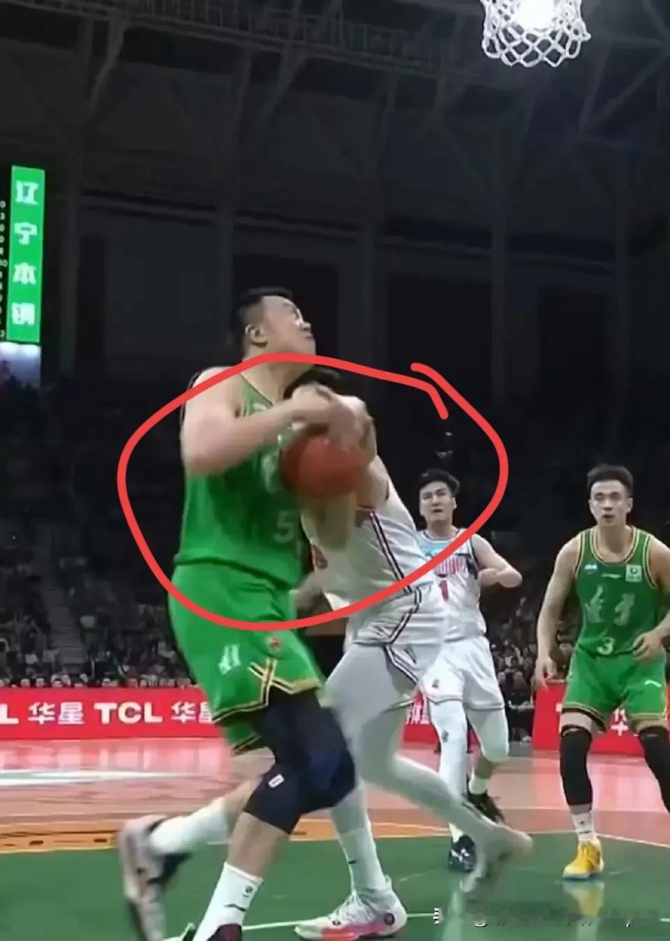 这球怎么看，韩德君空切上篮，主裁杨洪峰吹的犯规，韩国裁判表示球被切出界，经过复盘
