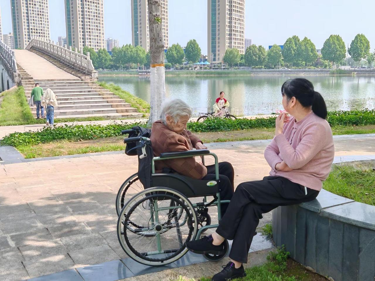 陪伴。梦泽湖生态公园，在大自然中陪伴，享受生活！轮椅上的风景线，比公园的湖水还平