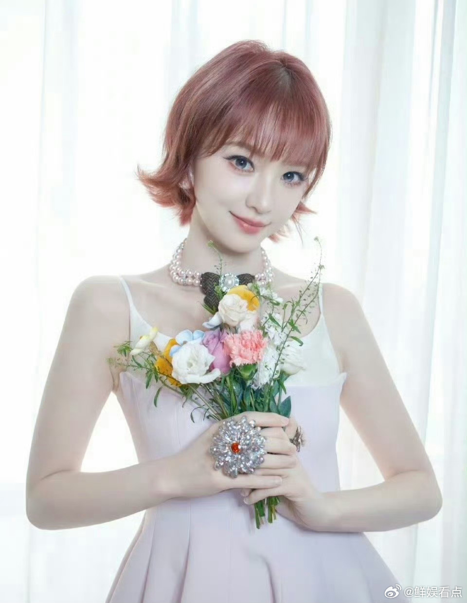 谢娜齐思钧捂嘴救场成经典！黄灿灿自曝假唱却因真实获赞，内娱活人非你莫属，初舞台加