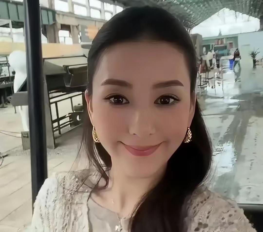 好奇查了下方媛的出身，不查不知道，一查吓一跳，方媛根本不是什么资源咖，就是靠自己