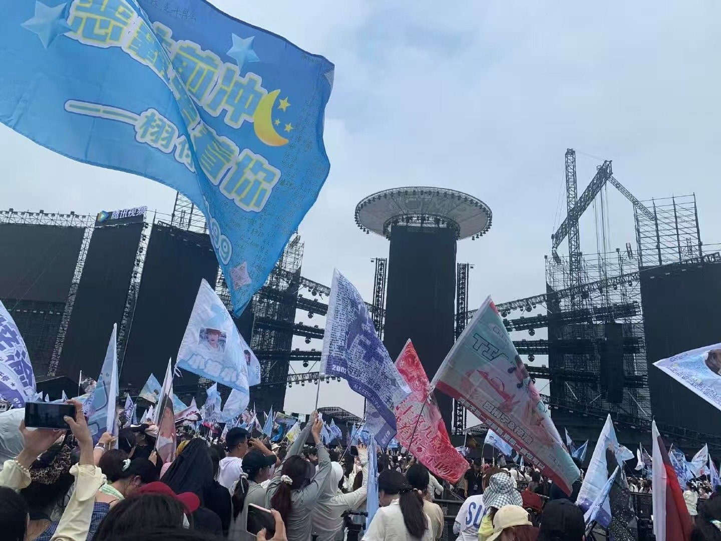 梓渝音乐节粉丝应援排面梓渝音乐节粉丝应援大旗梓渝音乐节粉丝应援排面，好多人啊，[