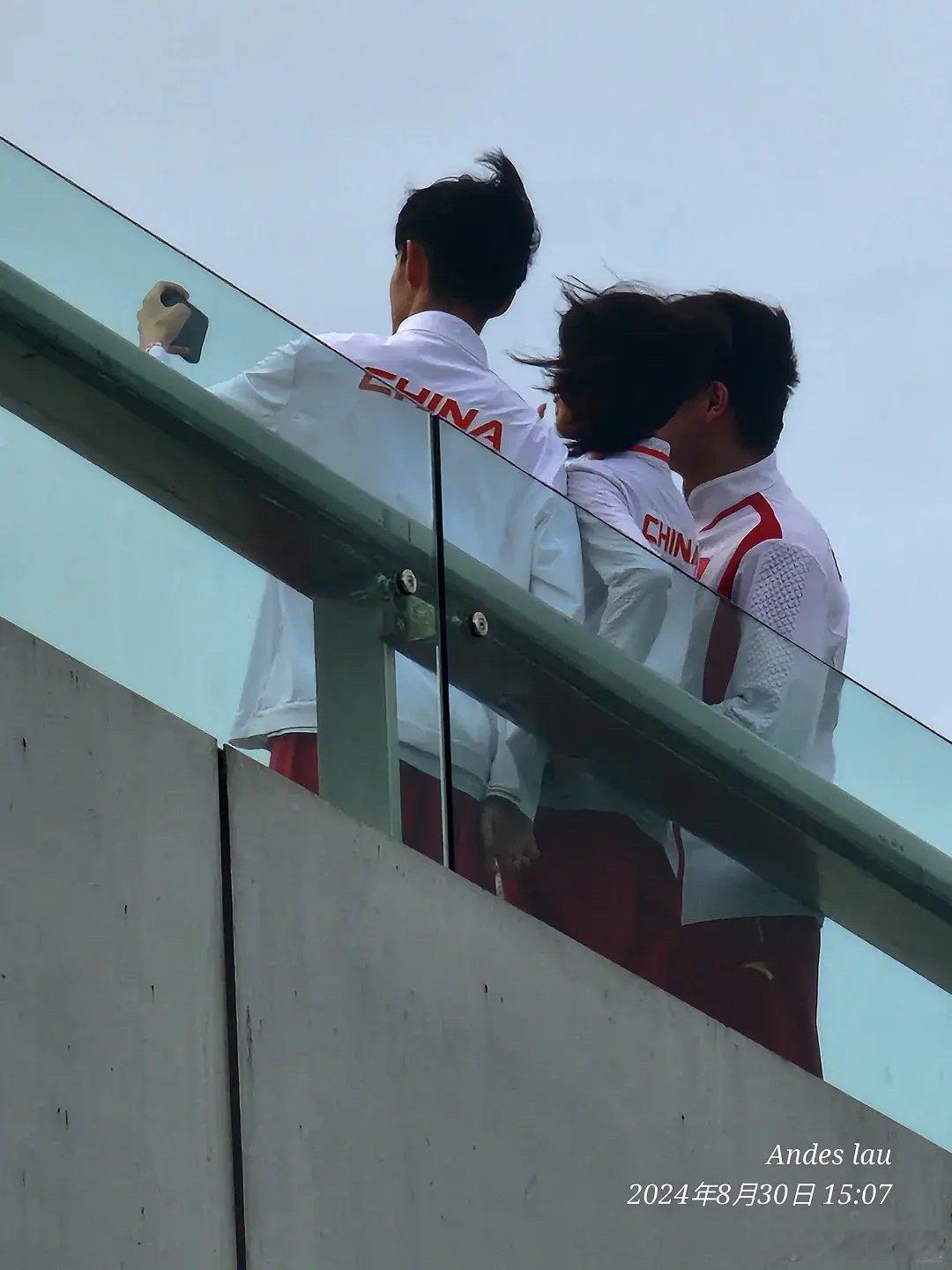 这原本被认为是三人的合照，然而……却是四个人。 ​​​