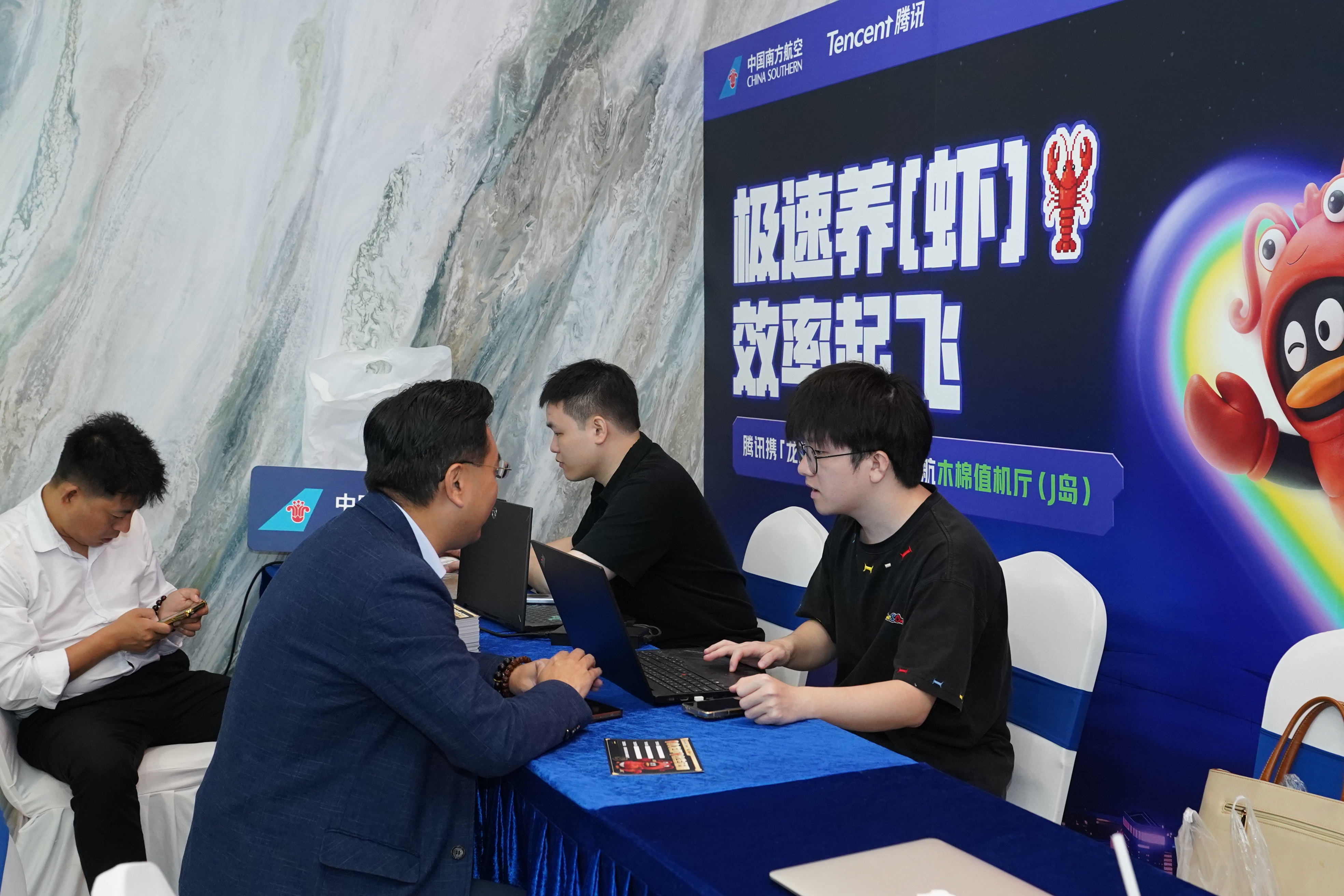 深圳机场候机厅变养虾场候机本来挺无聊，深圳机场南航木棉值机厅倒好，直接联合鹅厂，