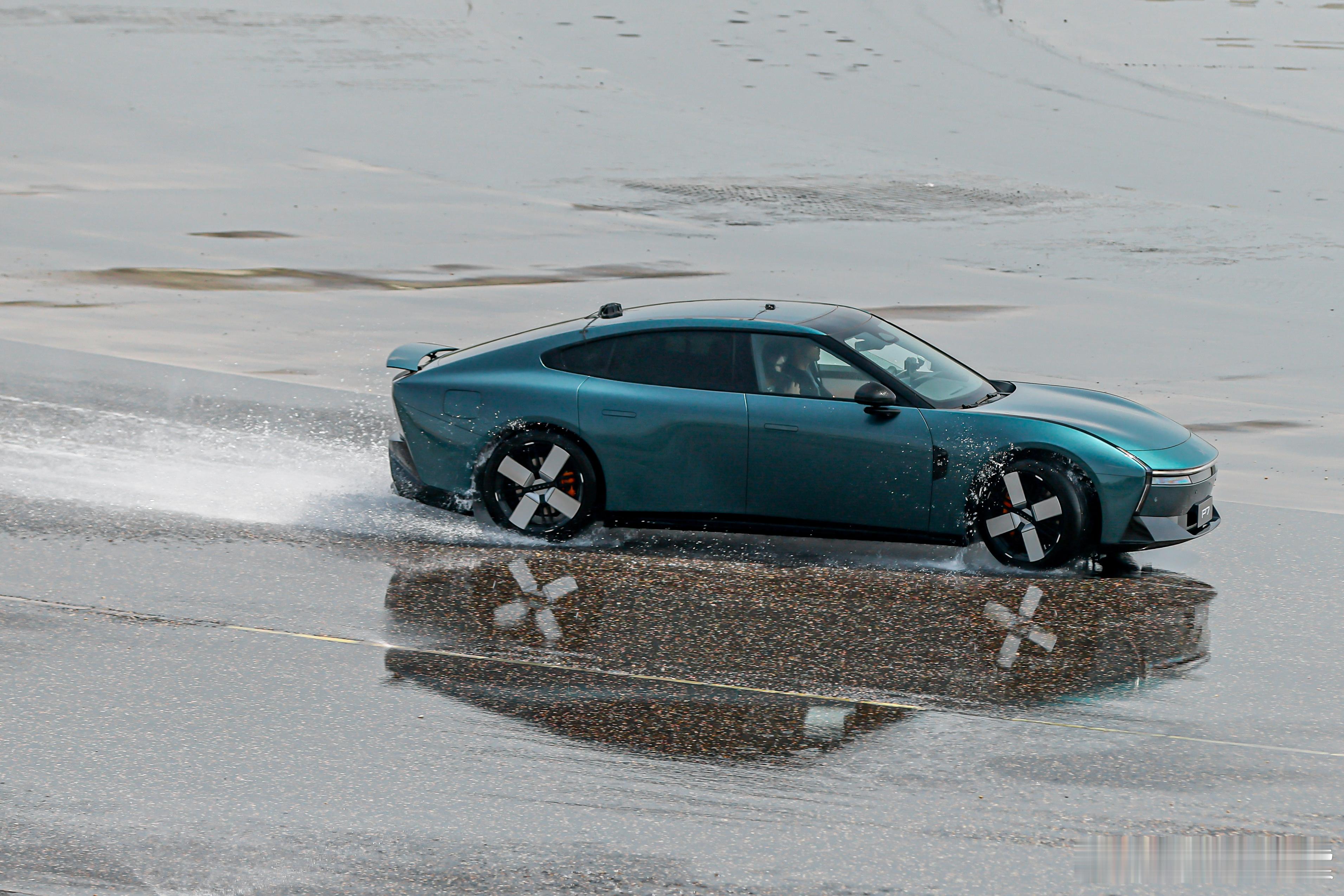 小鹏P7又创吉尼斯世界纪录纯电漂移纪录再次被刷新！小鹏P7成功挑战电动汽车湿滑路