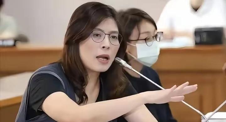 谁能想到，
一个在岛内民调里被无情踩到4%谷底的“垫底
王”，竟然只用了不到72