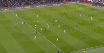 维尼修斯的假摔已经成了本能了！
曼城主场对阵皇马的比赛进行到下半场，皇马后场送出