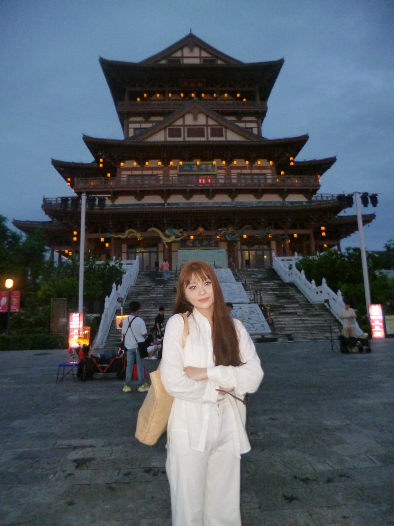 小姐姐打卡照在古建筑中感受中式美学 古风建筑美学 古建筑打卡穿搭