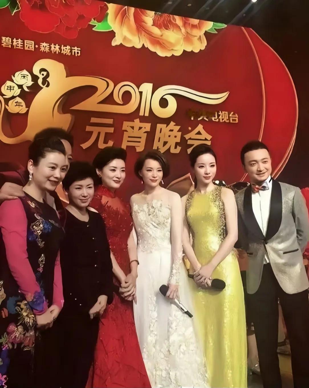 这张照片中你认识几个人，是哪一年的主持人合影，现在他们还有几个人仍然活跃在舞台上