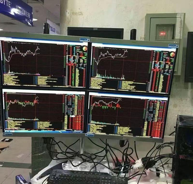 风险提示：高位天量背后，三大隐忧要警惕1. 主线涨幅过大：半导体、军工连续大涨，