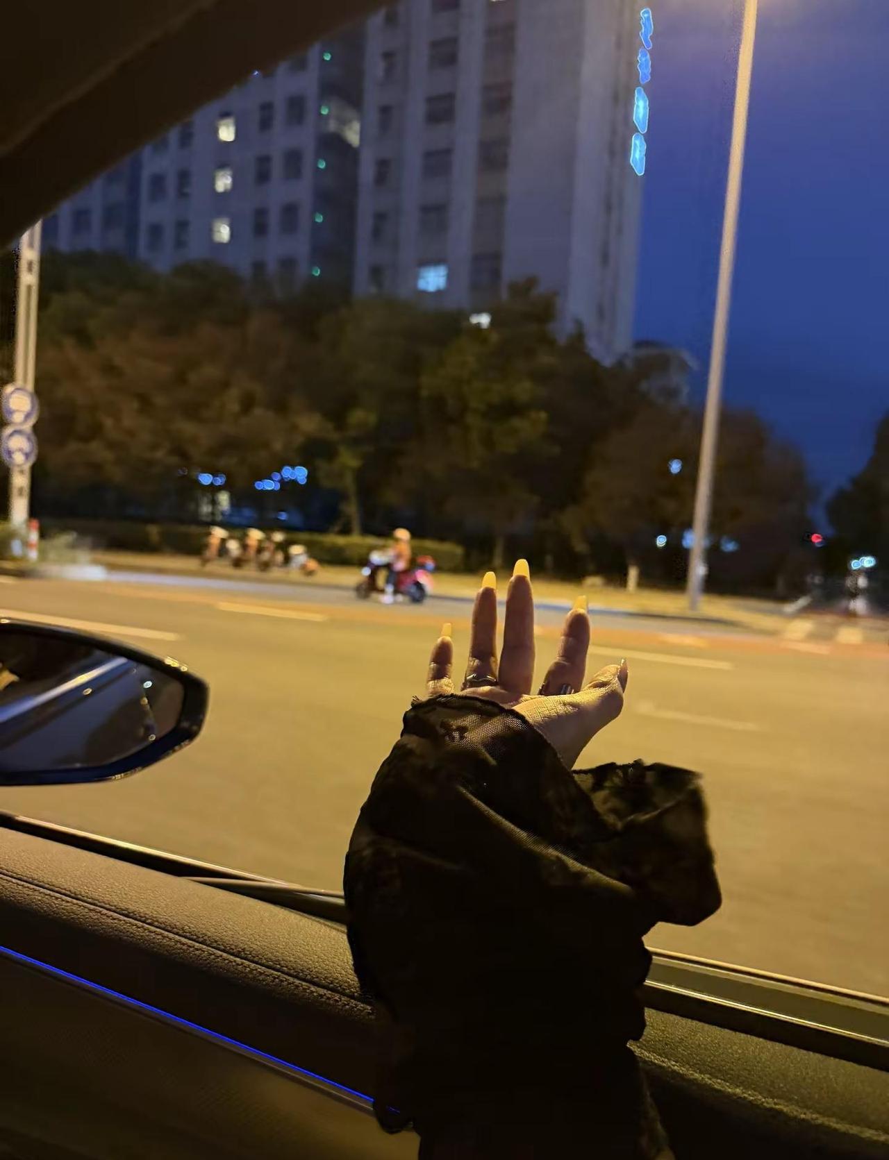 父母看不到你老的样子，伴侣看不到你小时候的样子，孩子看不到你年轻的时候，朋友也看