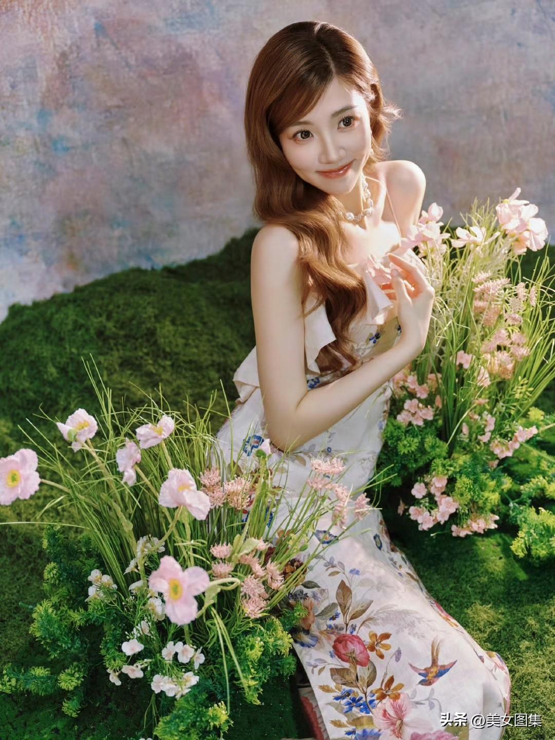 张纯烨这次《心动的信号8》造型直接封神！
一袭碎花仙裙，光脚踩在草地上，妥妥人间