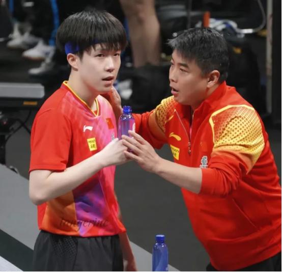 王皓指导估计昨晚没睡好，
不是因为张本智和找事情，
也不是因为女单包揽四强，而是