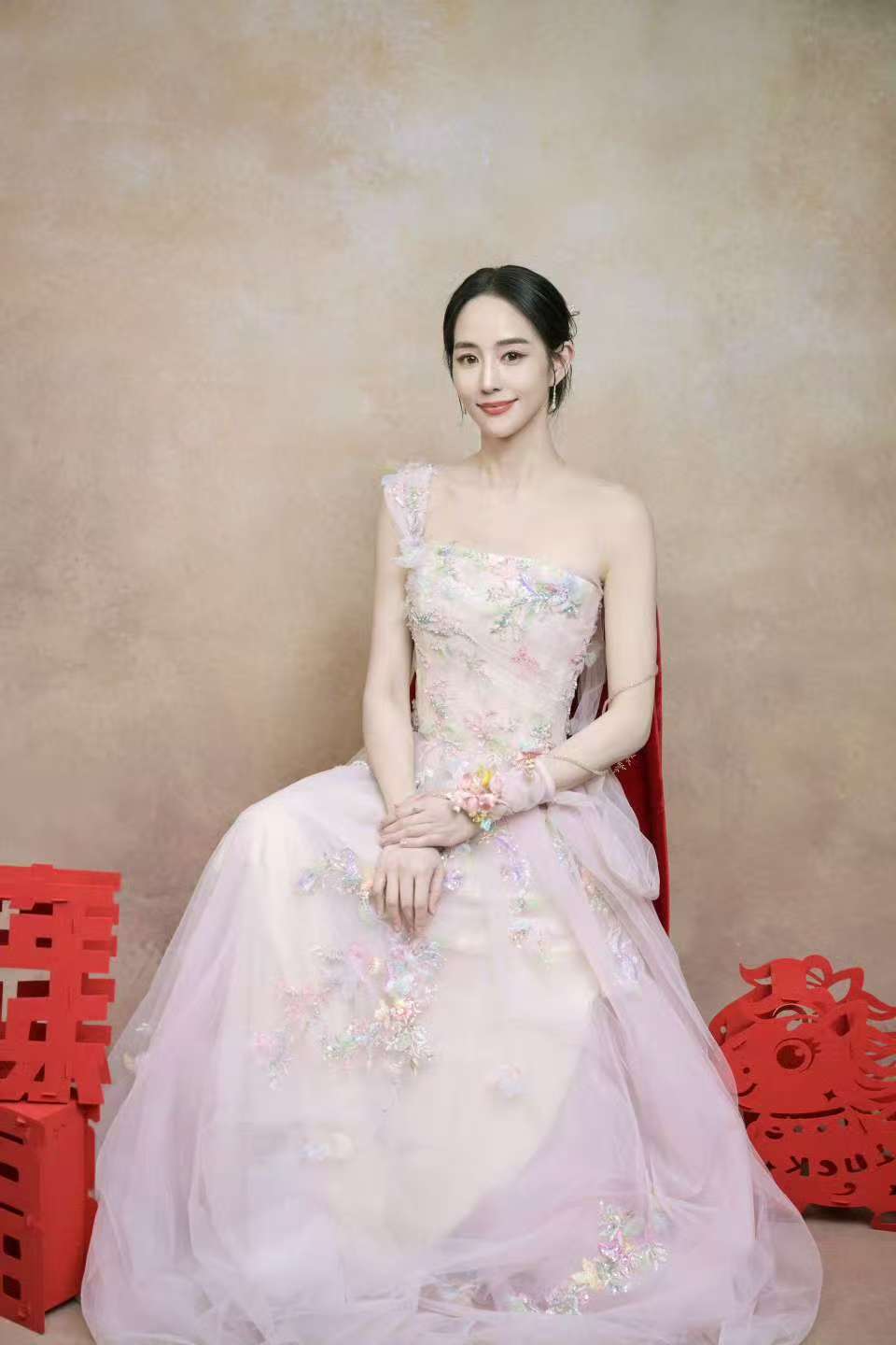 张钧甯运动养下颌线 看春晚路透的时候，就觉得侧脸的角度特别好看的呀，现在才知道张