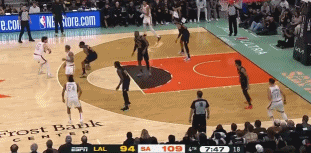 老状元詹姆斯为新状元文班亚马送温暖。
马刺瓦塞尔36分主场以129:115战胜没