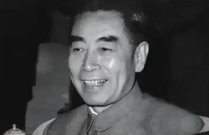 1962年， 南京军区 司令许世友会后，前去餐厅用餐。他望见1位老战友坐在角落里