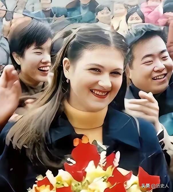 乌克兰洋媳妇远嫁河南，丈夫早逝、身家清零，她的选择感动无数国人
 
1998年，