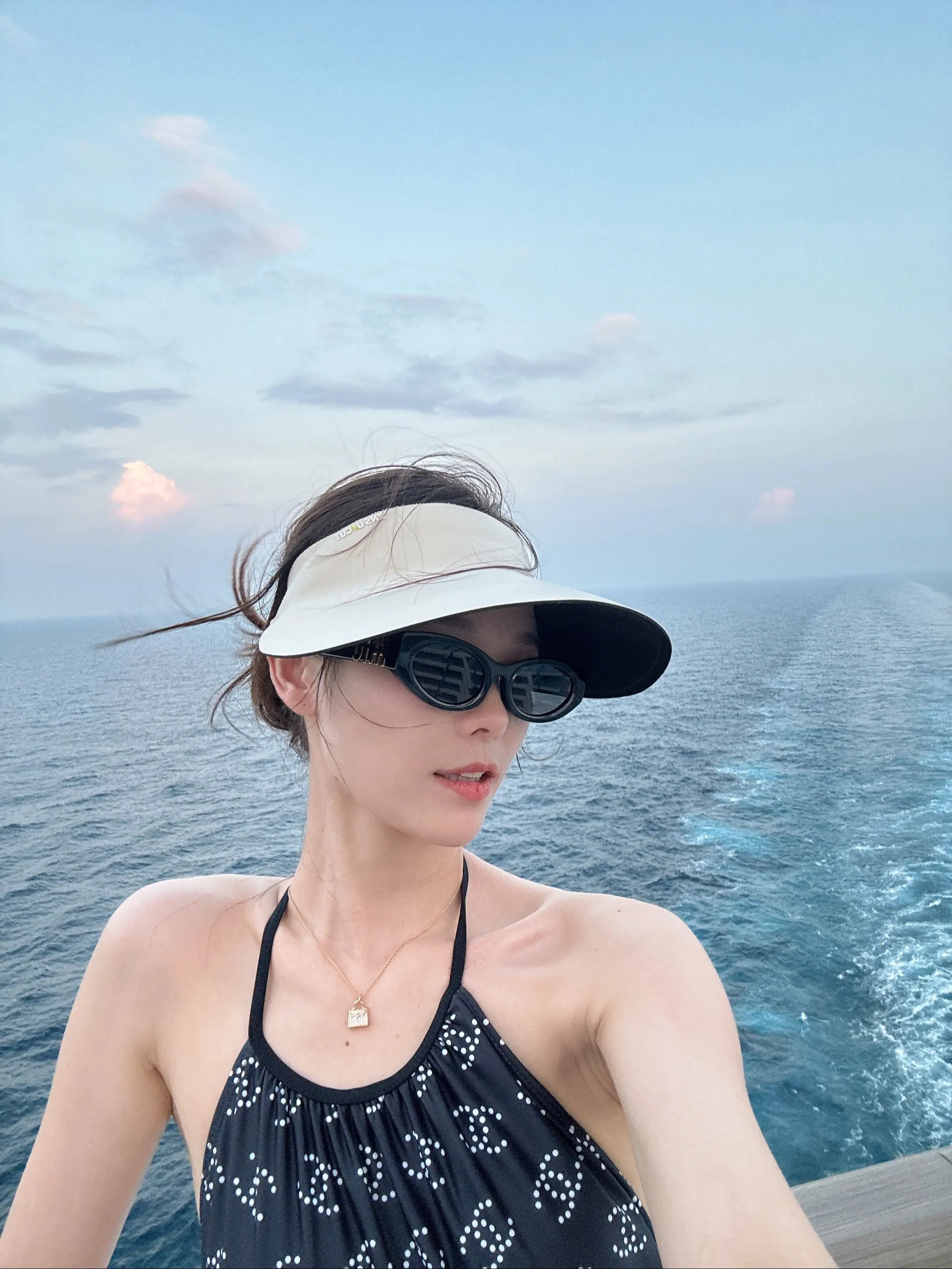 谁懂这个bgm啊？我单曲循环了半个月 初听 挺好听 看看谁唱的…好家伙...
