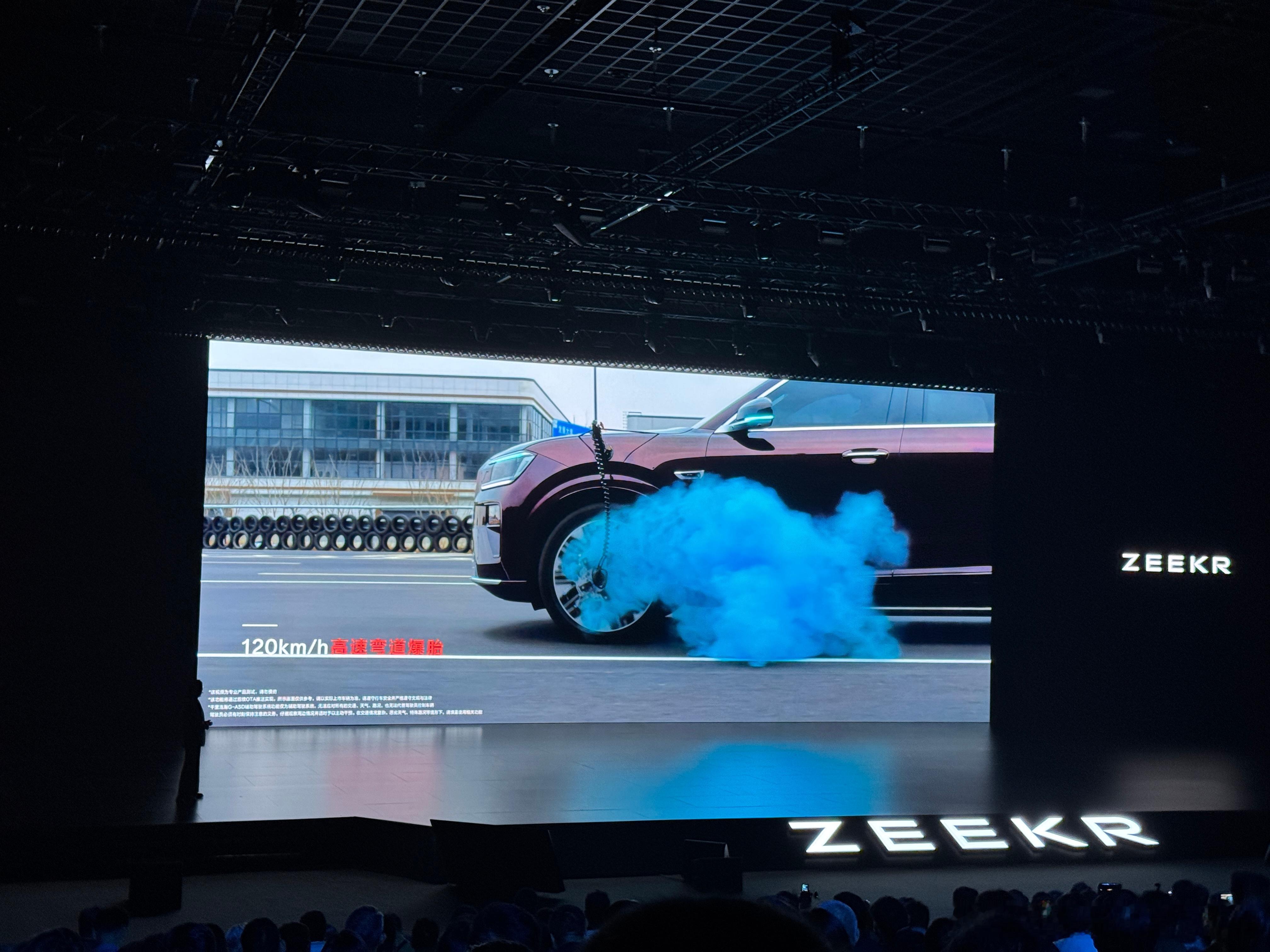 极氪8X在高速辅助驾驶状态下，弯道120km/h下爆胎能控制车身，缓慢减速还能自