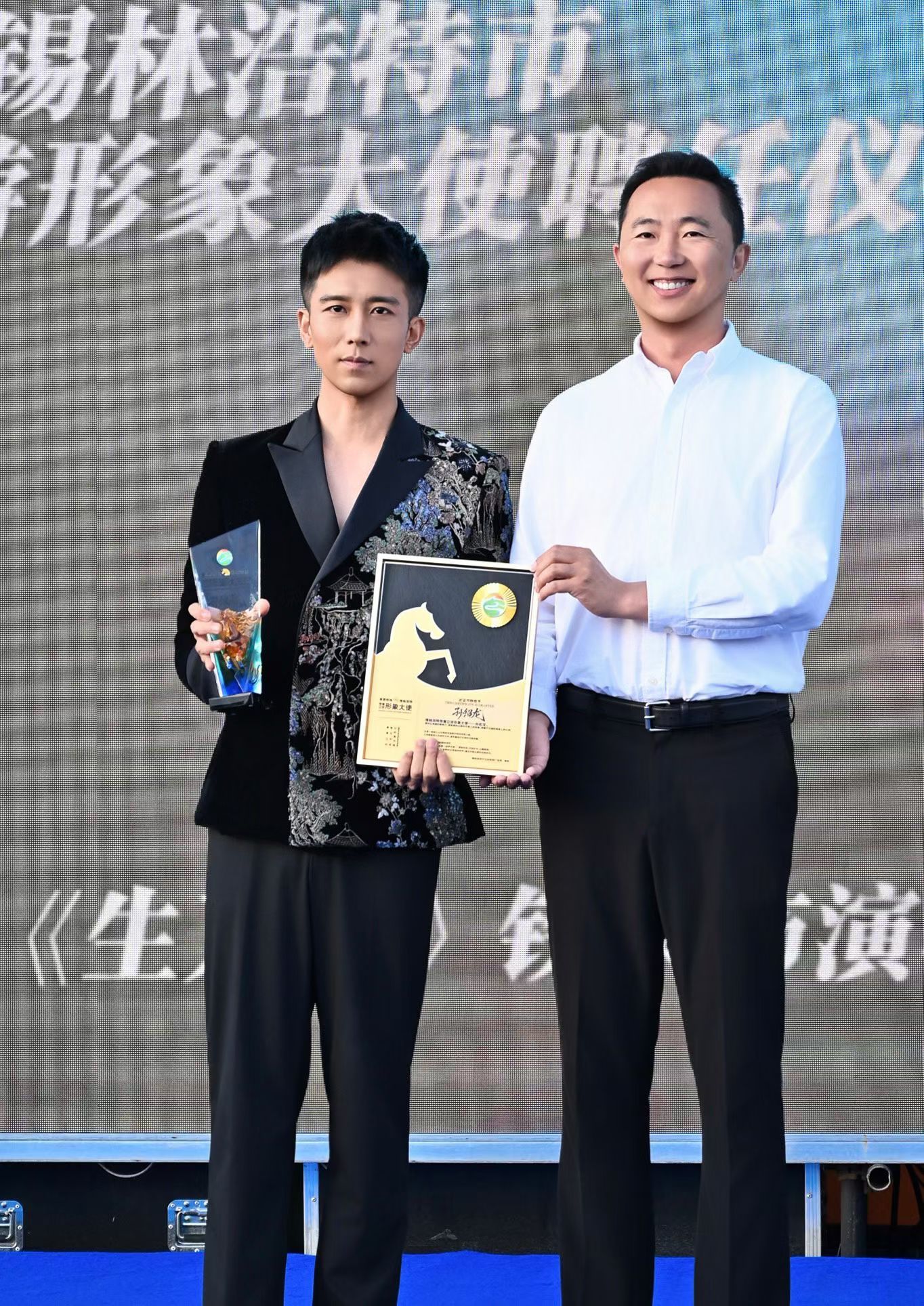 孙绍龙凭借生万物铁头一角爆火出圈，国民度大幅度暴涨，资源升咖，现担任家乡锡林浩特