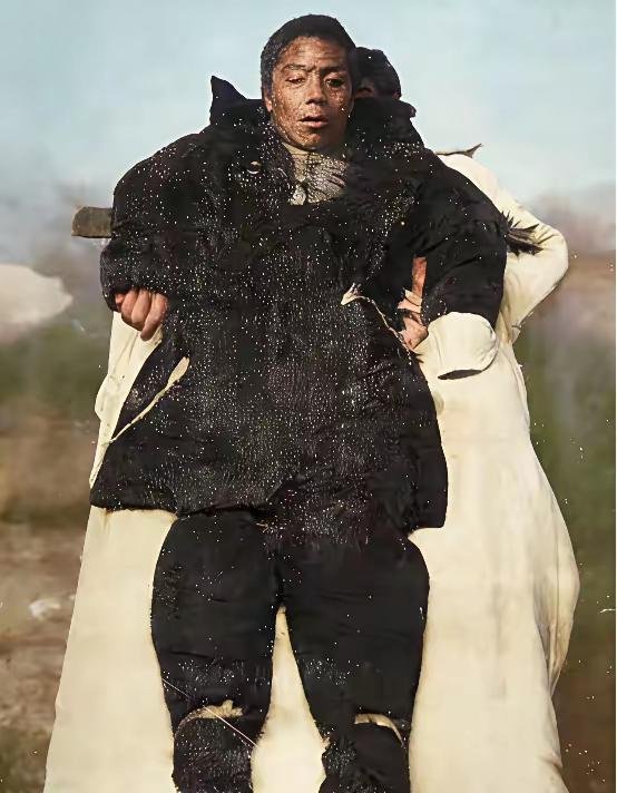 1913年，刺杀宋教仁的凶手武士英，真名吴福铭，在狱中暴毙。死时，他僵硬地躺在斑