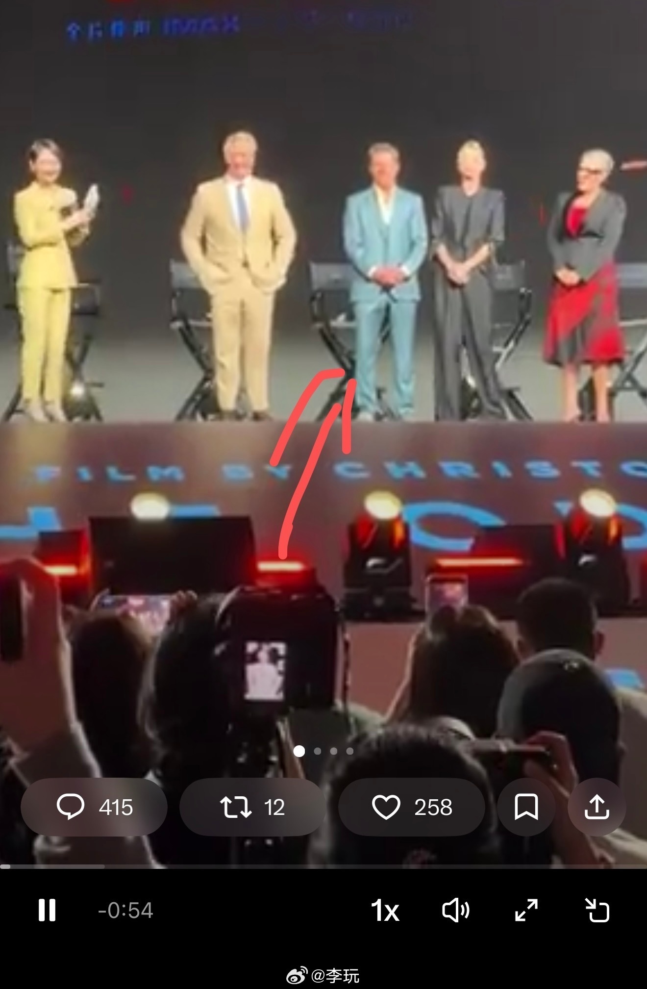 我不是为她洗地，但做人要讲良知，这个舞台设计，本身就有问题，虽然她动作不雅观，她