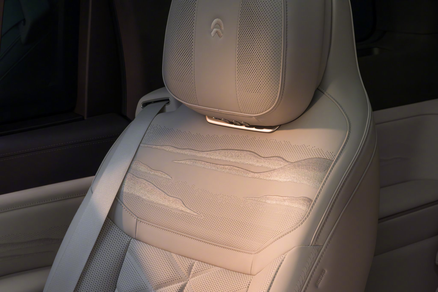 蔚来ES9中国元素蔚来ES9今天一亮相，我第一反应：国产车终于不用靠“模仿”来撑