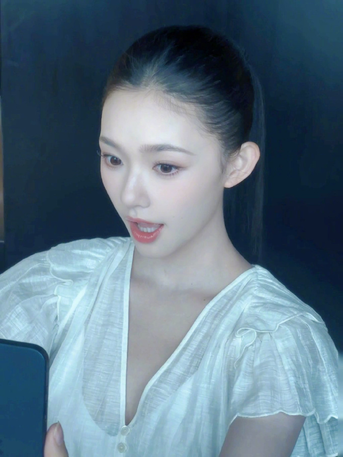 #林允深V小白裙# 林允深V小白裙造型好美，唯一纯白的小白花一枚，笑起来好甜呀允