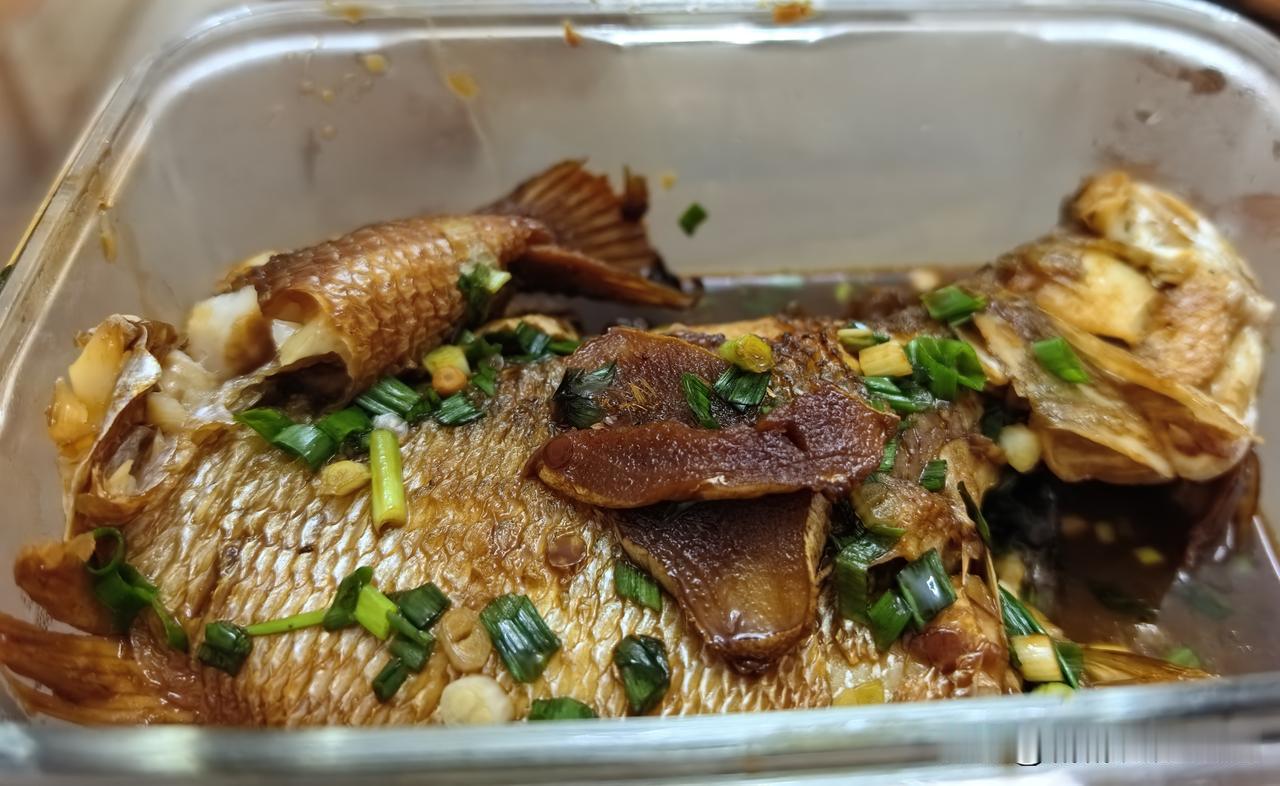 一早老伴买回新鲜鲈鱼，我做了红烧的。
其实婆婆最爱吃红烧鲫鱼，无奈小细刺太多，老