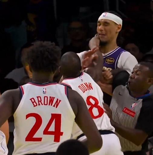 湖人快船爆发冲突    邓恩臂展可以啊~冲突中一巴掌拍到了海斯的下巴