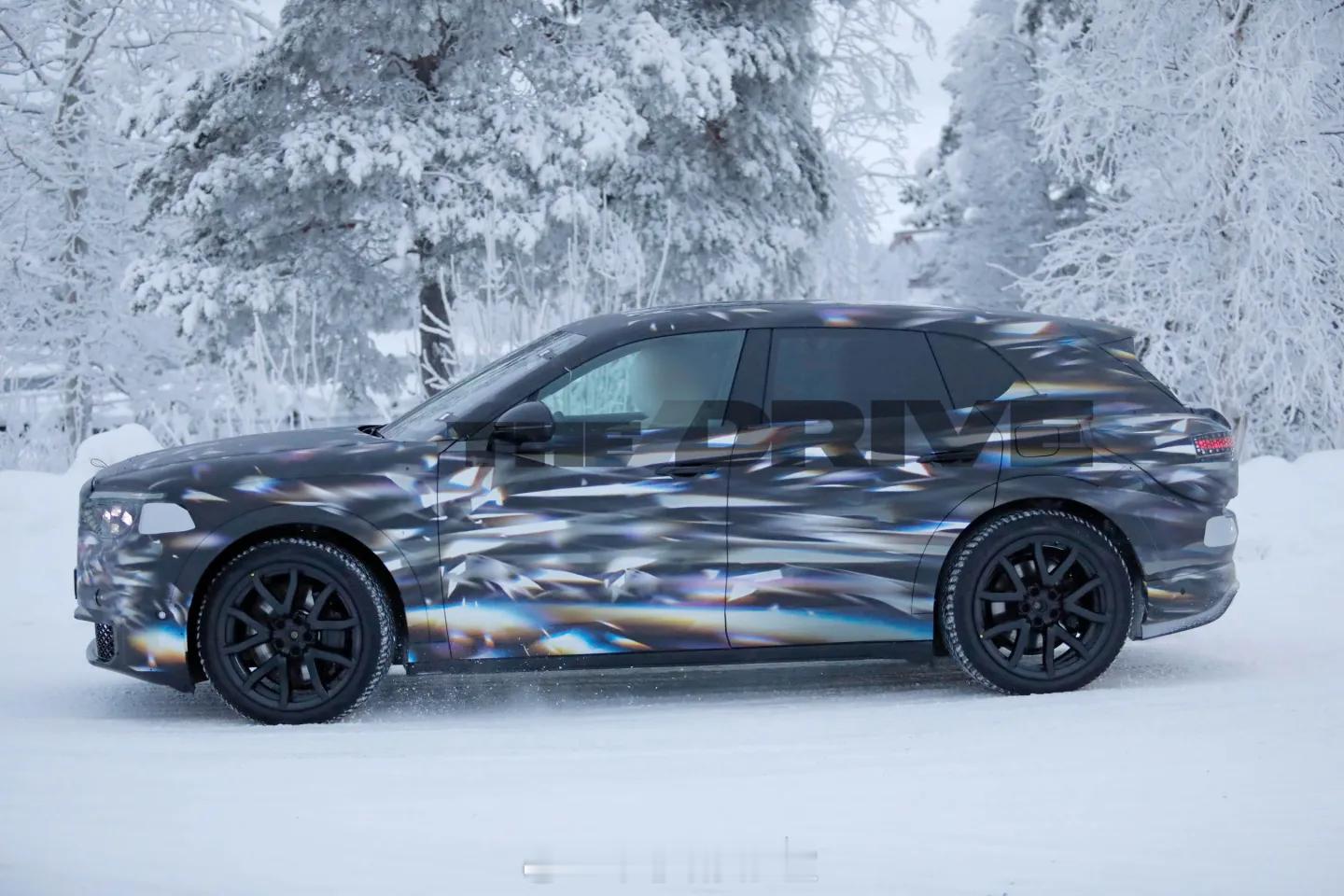 宾利首款纯电SUV的新谍照，这次伪装好像更少了一点。宾利说会用这辆车开启宾利家族