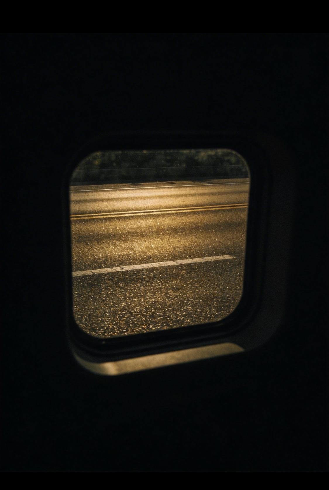 人一定要大量读书！

我发现长期读书的人都有一个共性：

眼神笃定，心里有光。他