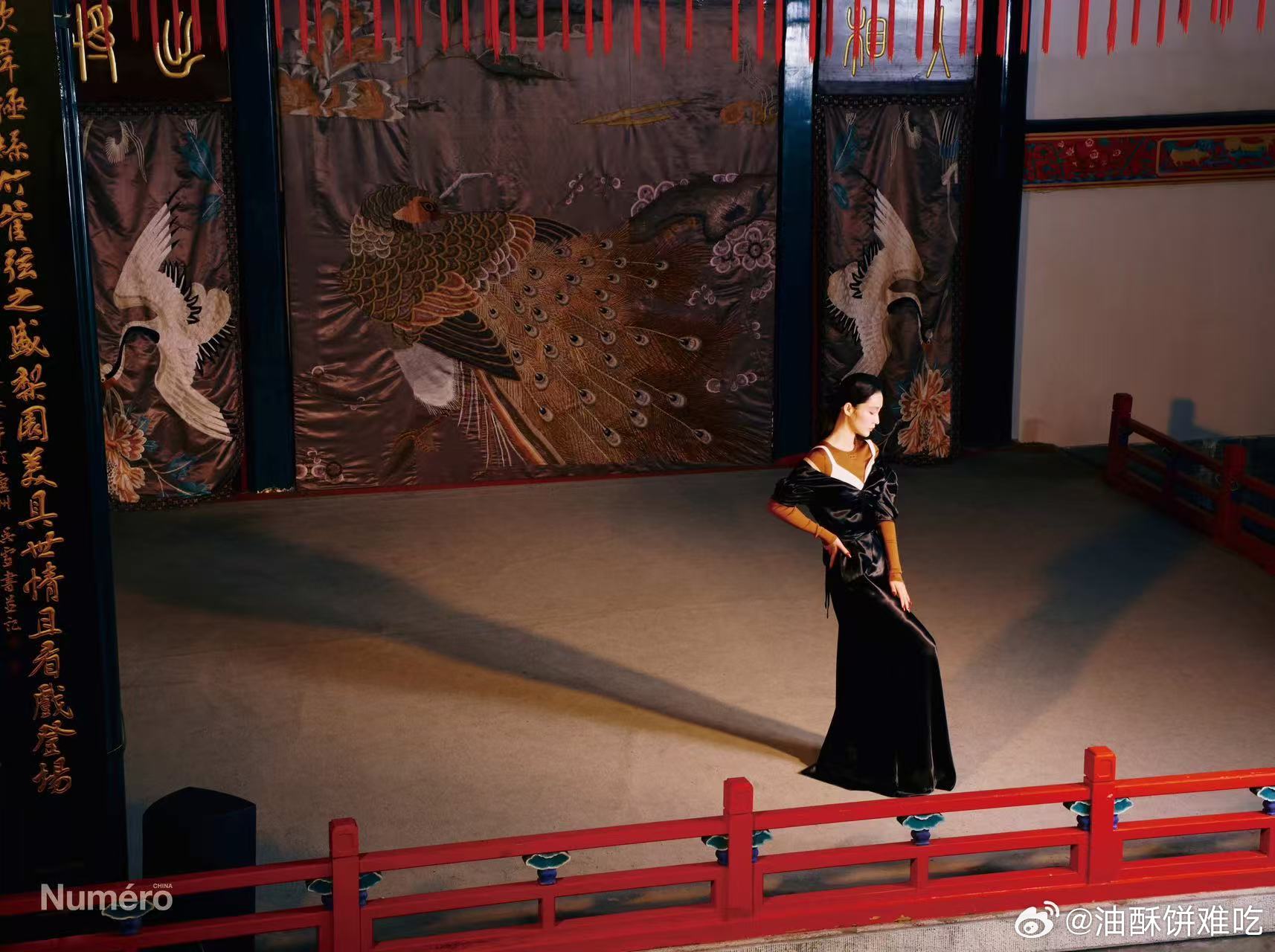 李沁戏台大片李沁这个戏台大片拍的好有特色，好像她从来没拍过这种，太高级了，李沁的