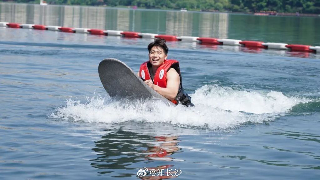 【长沙梅溪湖居然可以冲浪了】长沙梅溪湖全民水上运动中心动力冲浪基地正式开放，无需