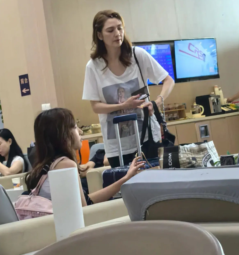 洪欣母女出行，同框似姐妹，11岁张晞彤身高优越，颜值相爸爸张丹峰！ ​​​