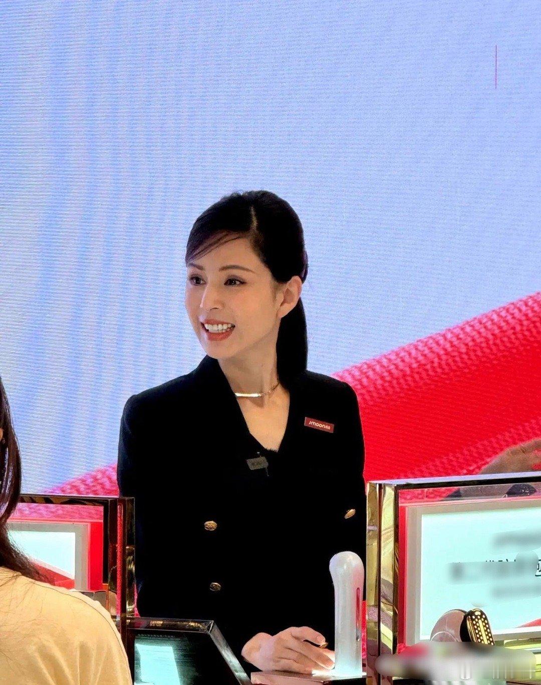 58岁的李若彤，皮肤和身材保持得太好了，美得让人羡慕 ​​​
