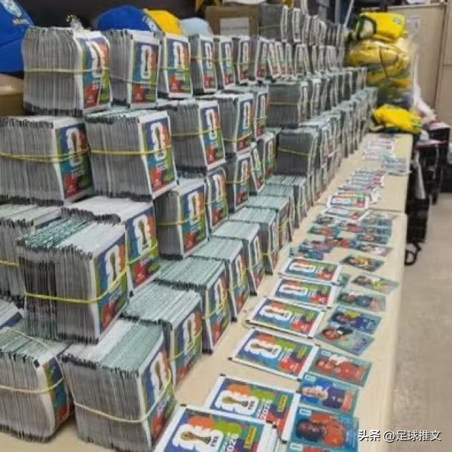最新消息：巴西警方查获了20万张2026年世界杯贴纸册的假冒贴纸。

一同被发现